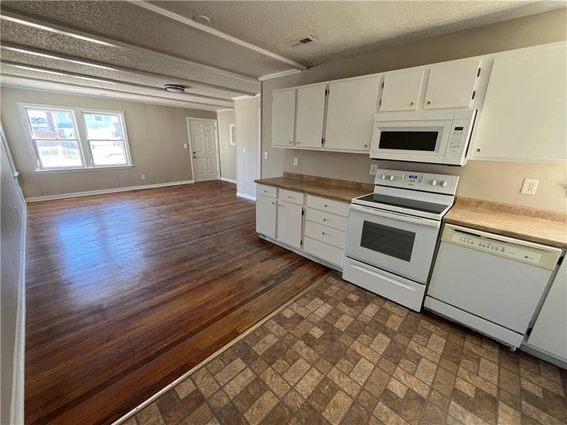 8226 Hardy St, Overland Park, KS 66204