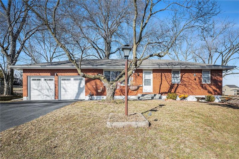 404 5th St, Smithville, MO 64089
