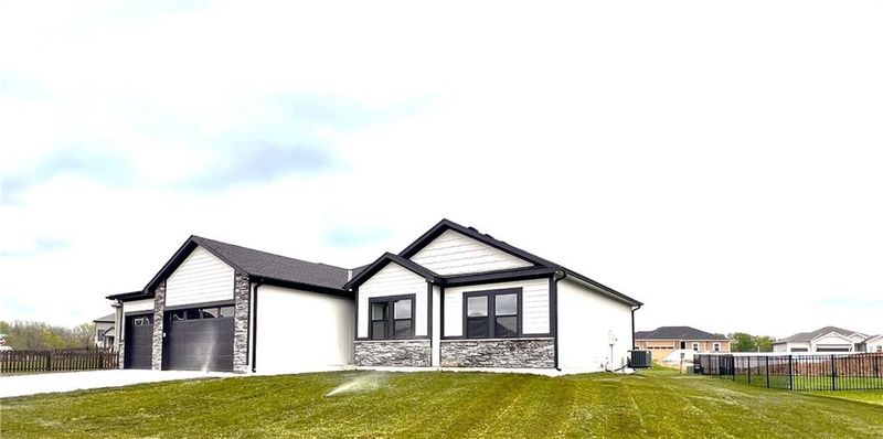 809 W Rader Dr, Lone Jack, MO 64701