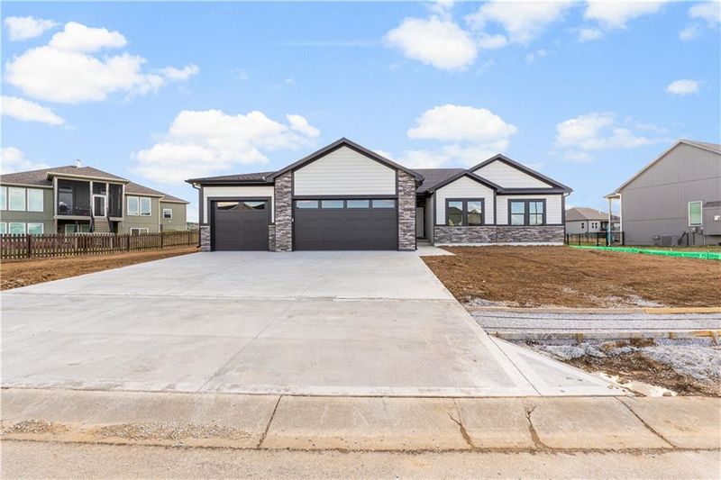 809 W Rader Dr, Lone Jack, MO 64701