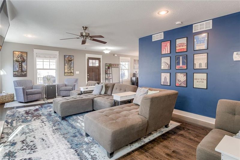 5925 Brookside Blvd, Kansas City, MO 64113