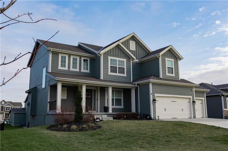 19001 Skyview Ln, Spring Hill, KS 66083