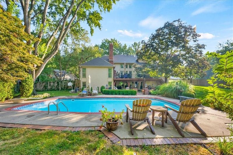 5007 W 112th St, Leawood, KS 66211