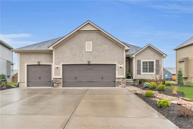 12614 S Laci Cir, Lee's Summit, MO 64086