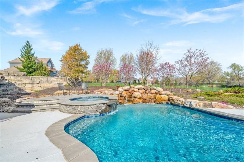 6776 W 188th St, Stilwell, KS 66085