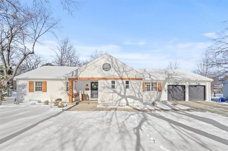 9712 Mohawk Dr, Overland Park, KS 66206