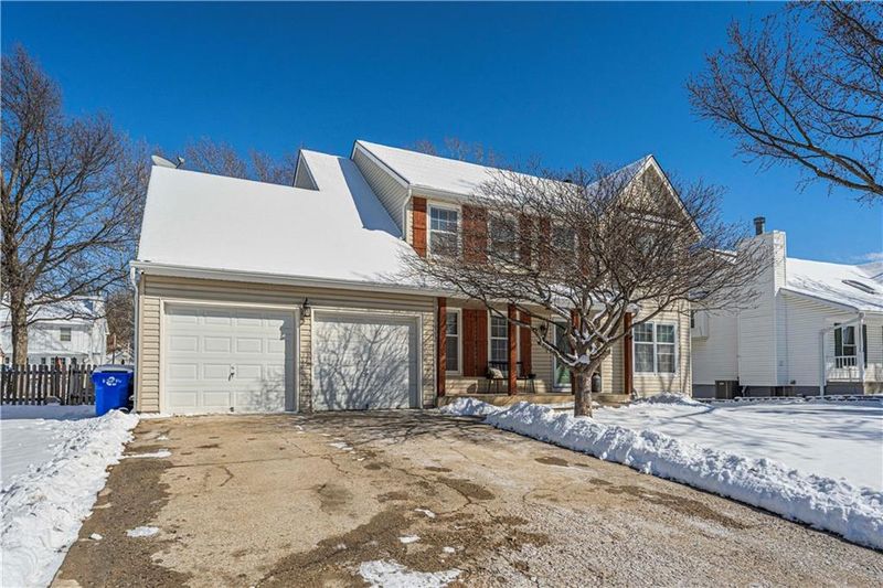 712 N Singletree St, Olathe, KS 66061