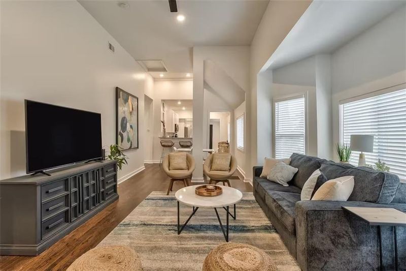 4123 Oak St, Kansas City, MO 64111