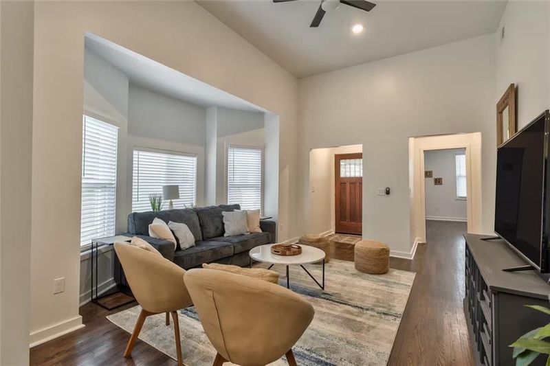 4123 Oak St, Kansas City, MO 64111
