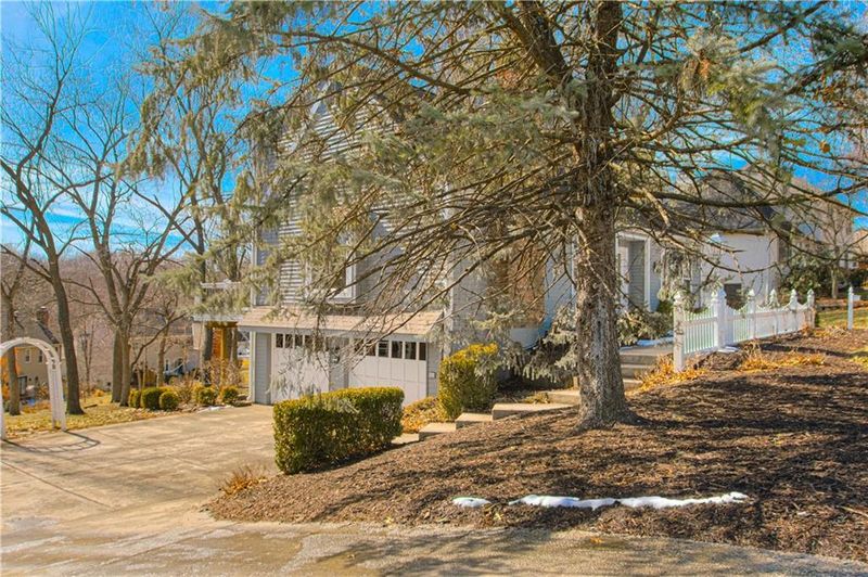 419 NW Briarcliff Rd, Kansas City, MO 64116