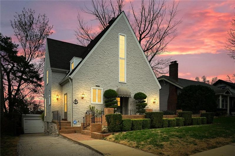4909 Bell St, Kansas City, MO 64112
