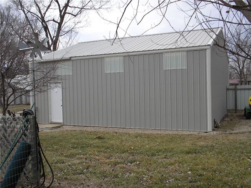 419 E 5th St, Pomona, KS 66076