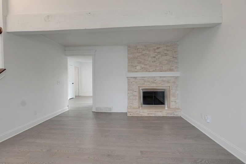 8821 Cottonwood St, Lenexa, KS 66215