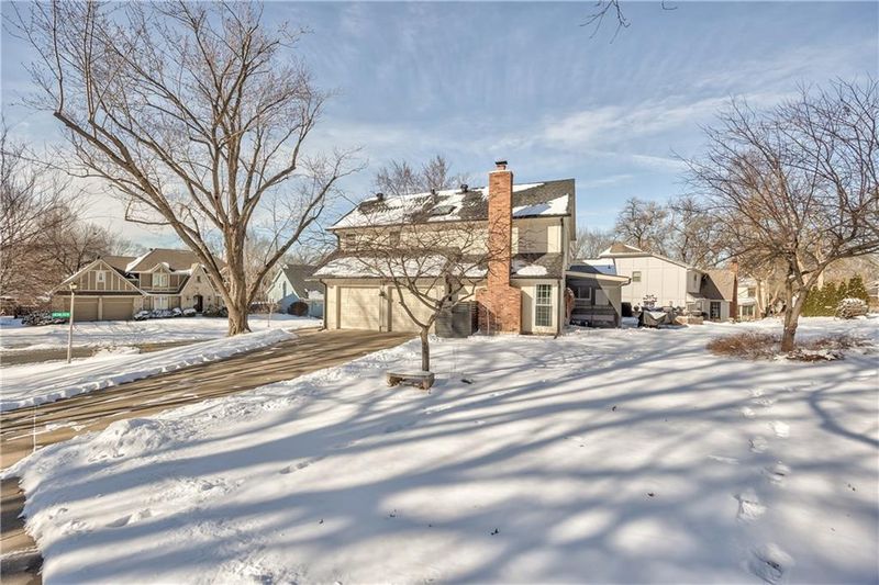 11323 Hemlock St, Overland Park, KS 66210