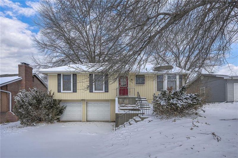 8220 Splitlog Ave, Kansas City, KS 66112