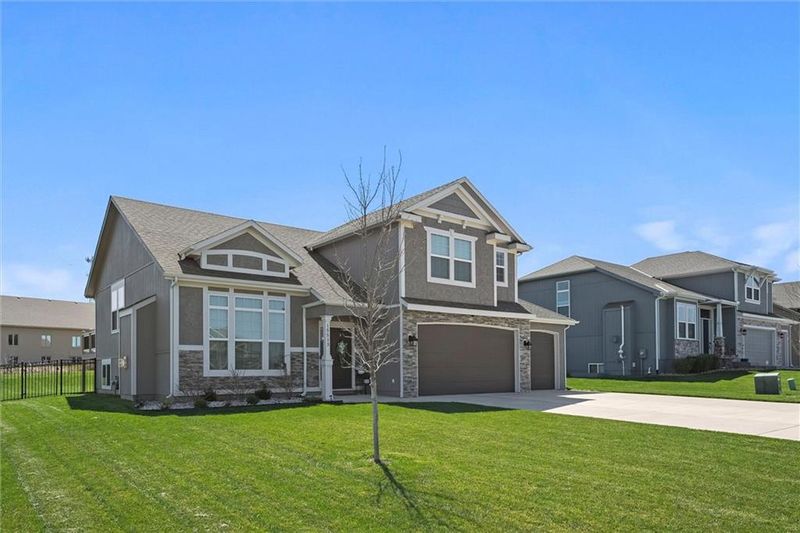 15513 Lakeside Dr, Basehor, KS 66007