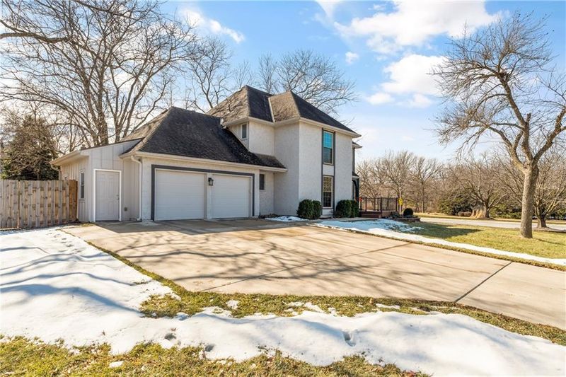 9439 W 111th Ter, Overland Park, KS 66210