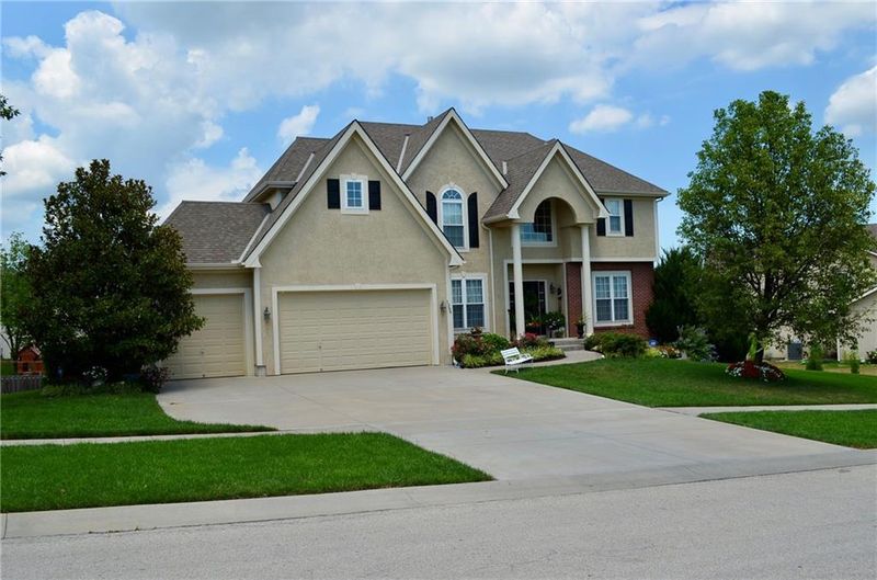 1394 Canyon Ln, Lansing, KS 66043