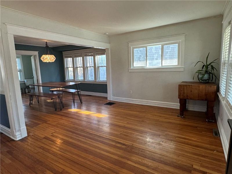 5903 Locust St, Kansas City, MO 64110