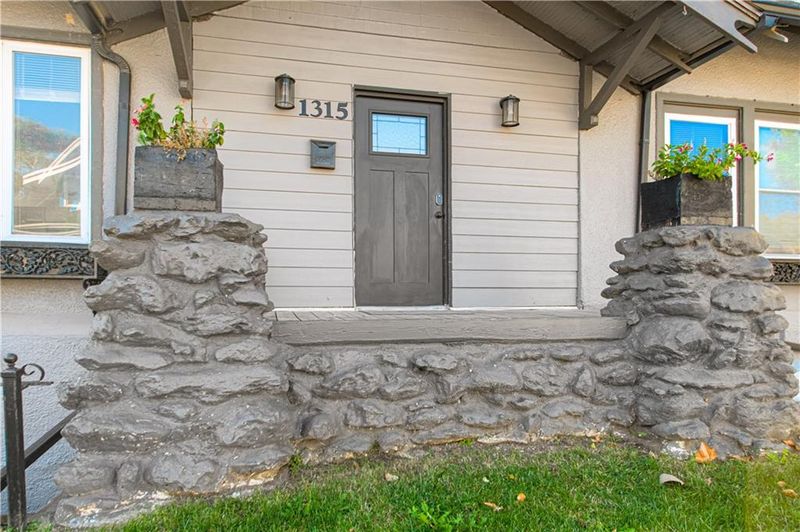 1315 E 28th Ter, Kansas City, MO 64109