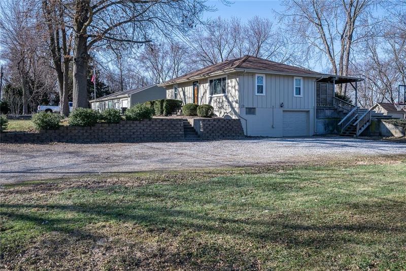 1910 N Farview Dr, Independence, MO 64058