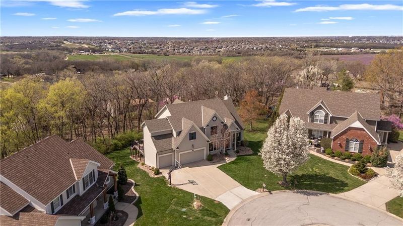 16012 Overbrook Ln, Stilwell, KS 66085