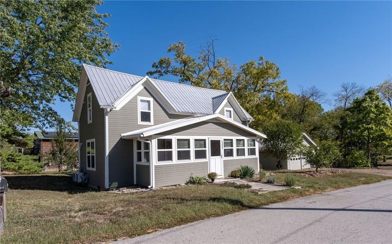 5206 Locust St, Smithville, MO 64089