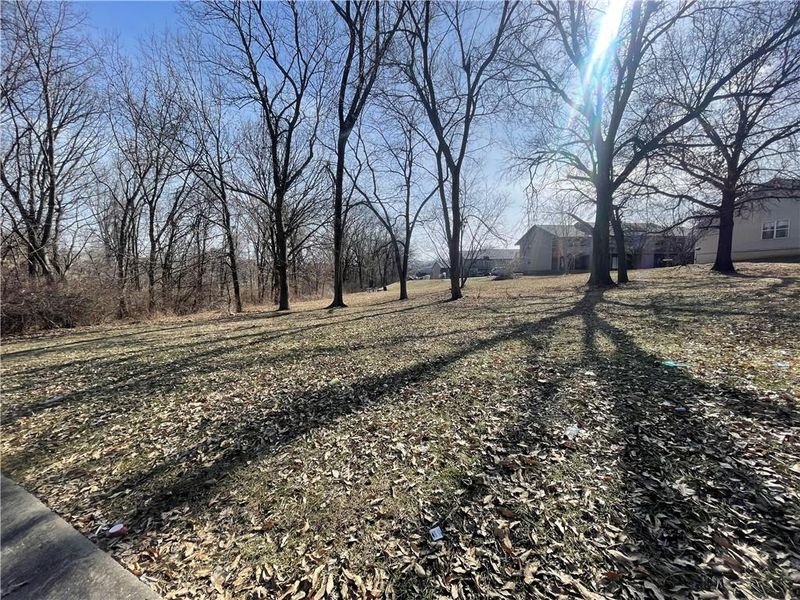 8200 Chas Cir, Pleasant Valley, MO 64068