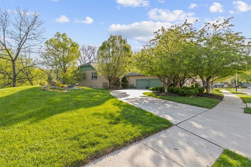 11725 Gillette St, Overland Park, KS 66210