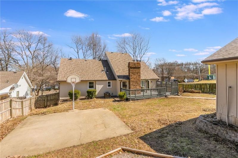 7924 N Troost Ave, Kansas City, MO 64118