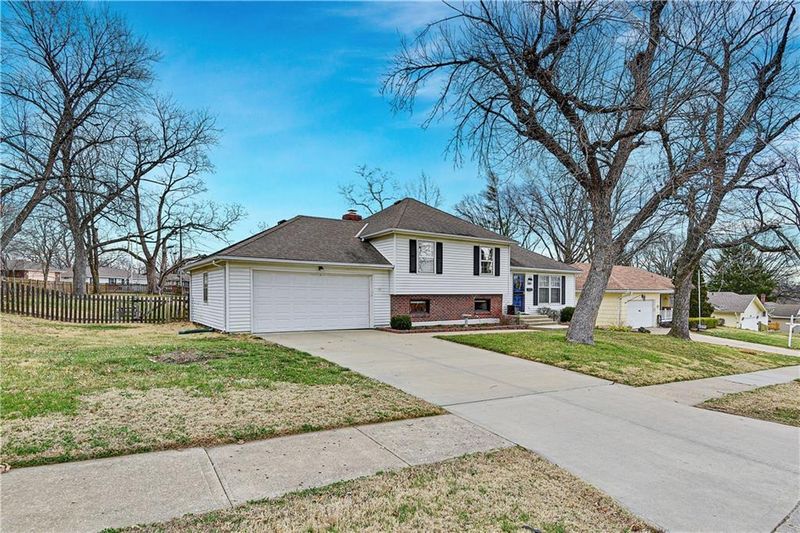 1300 E 101st St, Kansas City, MO 64131