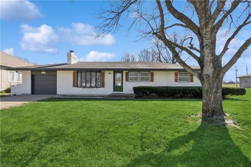 105 Harris Dr, Greenwood, MO 64034