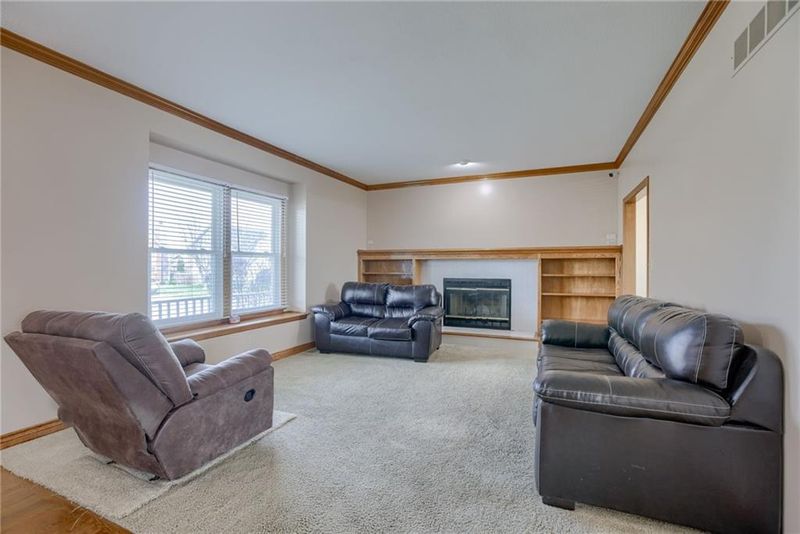 1005 SE 12th Ter, Lee's Summit, MO 64081