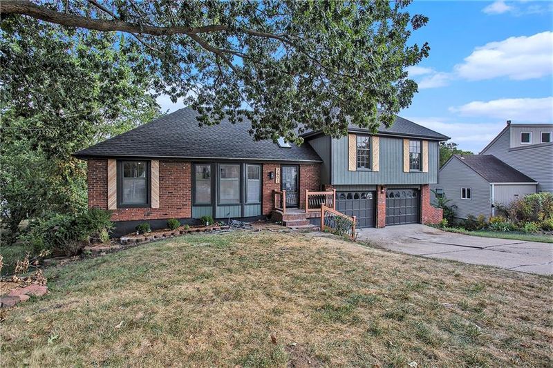 7401 N Amoret Ave, Kansas City, MO 64151