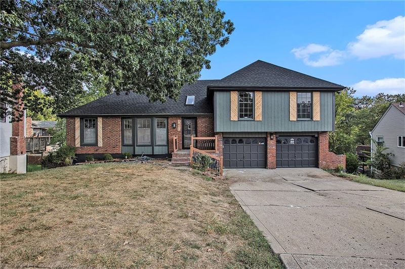 7401 N Amoret Ave, Kansas City, MO 64151