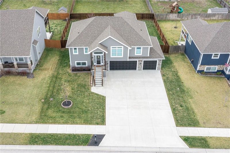 2710 E Locust Ct, Tonganoxie, KS 66086