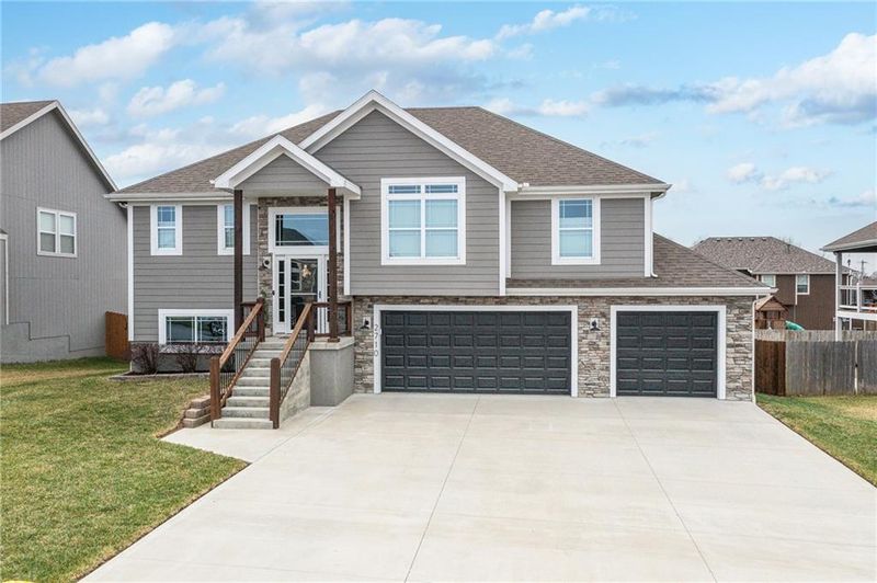 2710 E Locust Ct, Tonganoxie, KS 66086