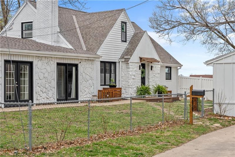 820 E Prairie St, Olathe, KS 66061