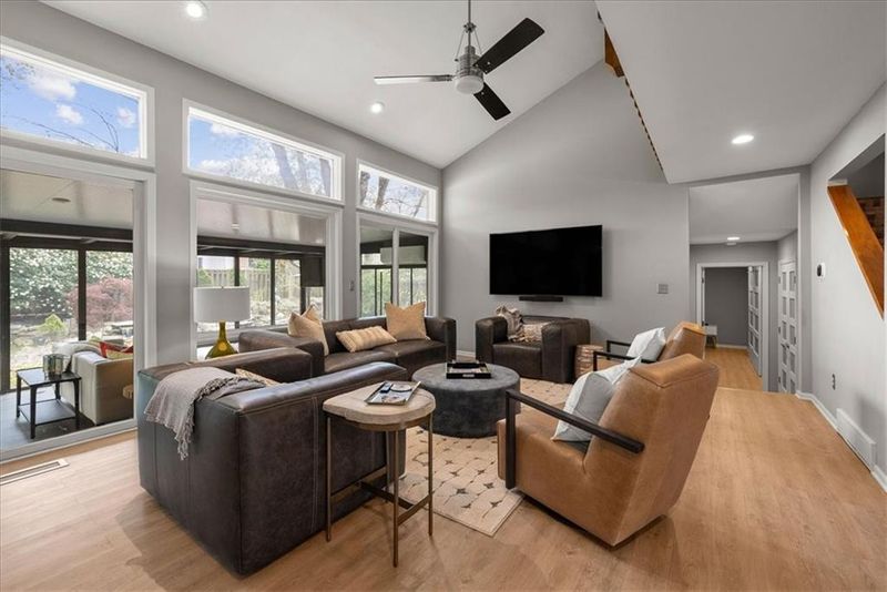 8015 W 113th St, Overland Park, KS 66210