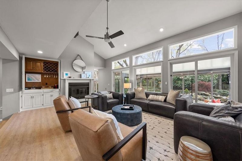 8015 W 113th St, Overland Park, KS 66210