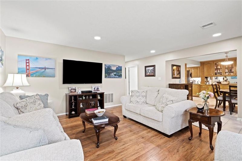 1332 W Jenkins Blvd, Raymore, MO 64083