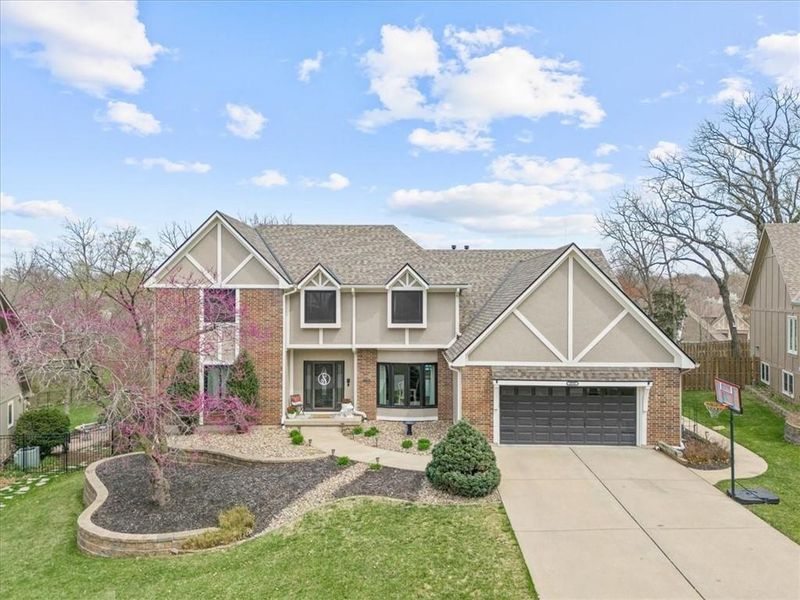 2553 NW Bent Tree Cir, Lee's Summit, MO 64081