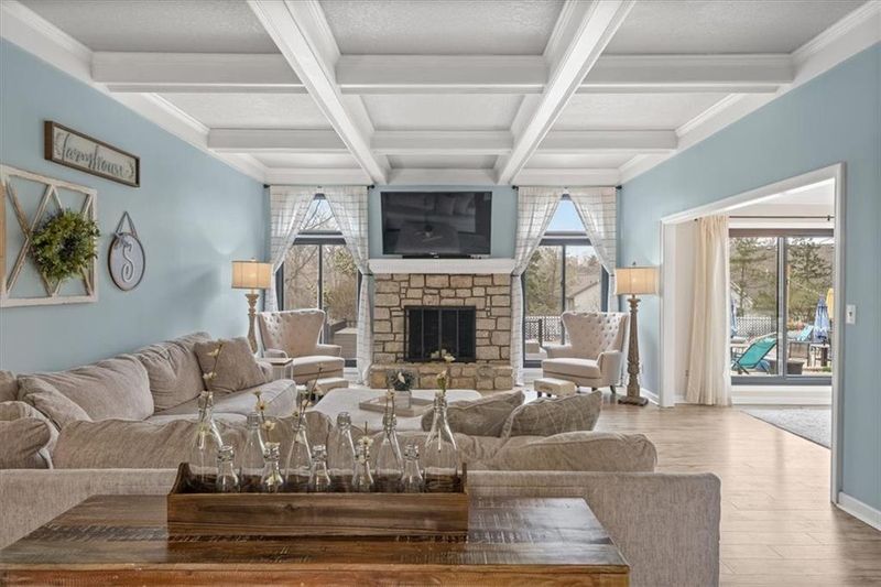 2553 NW Bent Tree Cir, Lee's Summit, MO 64081