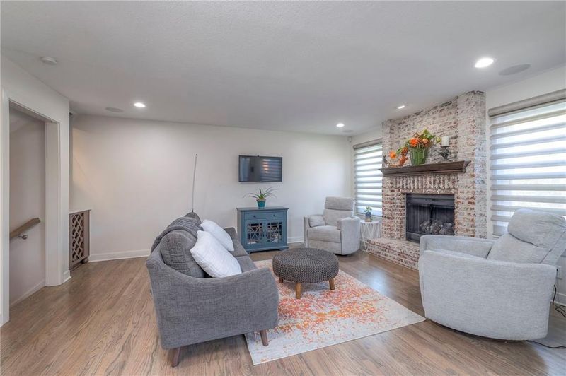 264 NE Edgewater Dr, Lee's Summit, MO 64064