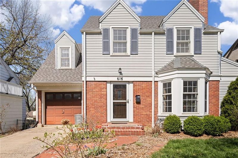 616 E 70th St, Kansas City, MO 64131