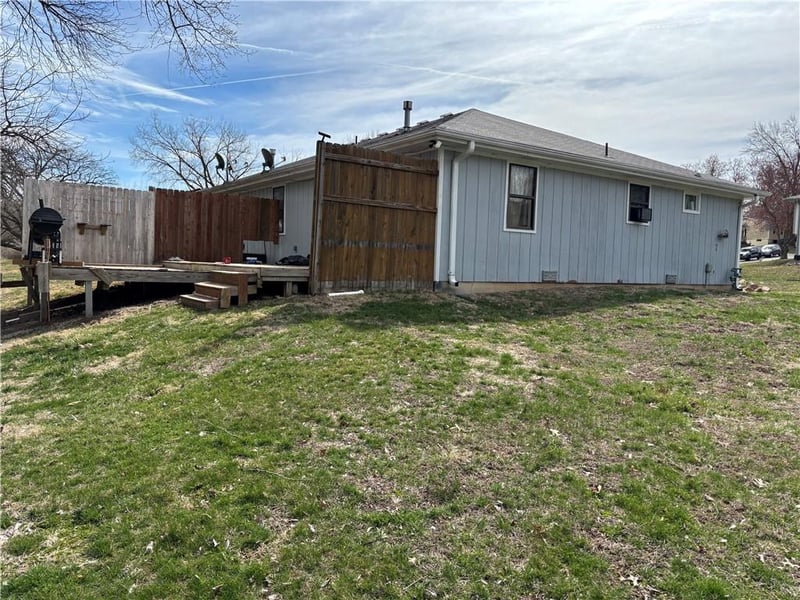 2415 Roma Ln, Country Club, MO 64505