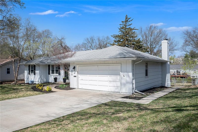 6910 W 66th St, Overland Park, KS 66202