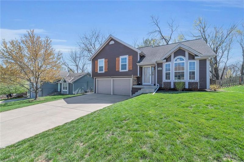209 Lakeview Dr, Smithville, MO 64089