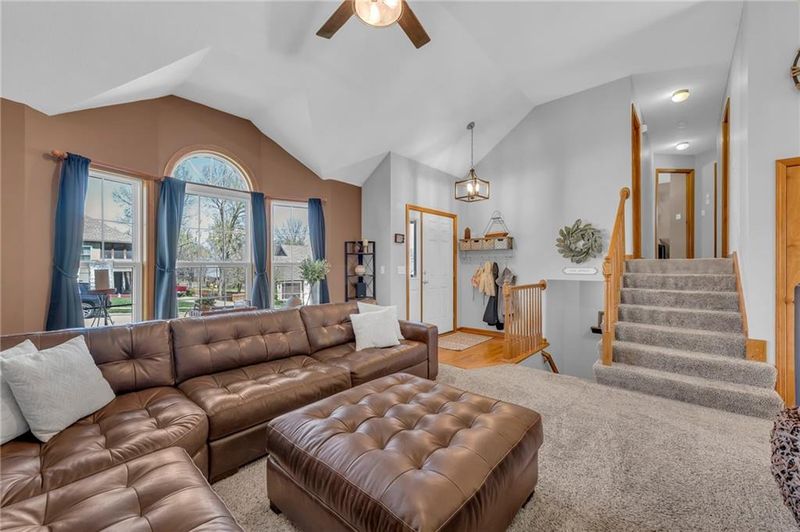 209 Lakeview Dr, Smithville, MO 64089