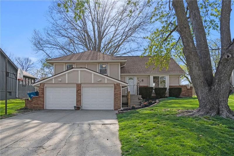 940 Dunwich Dr, Liberty, MO 64068